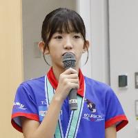 写真：永田一椛選手がマイクを持って話しています
