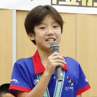 写真：永田一槻選手がマイクを持って話しています