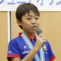 写真：西村選手がマイクを持って話しています
