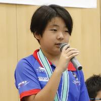 写真：坂田選手がマイクを持って話しています