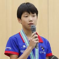 写真：竹澤選手がマイクを持って話しています