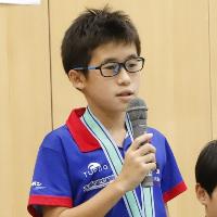 写真：吉川選手がマイクを持って話しています