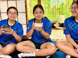 写真：お抹茶をいただく女子選手