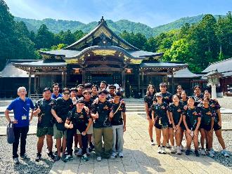 写真：彌彦神社の本殿をバックに記念撮影