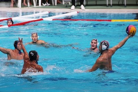 5人の男性がプールに入っており、稲場悠介選手がボールを投げようとしている写真