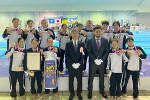 写真：女子3位の神奈川選抜の記念写真です。銅メダルを首にさげています