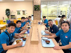 写真：各々好きなメニューを頼んで食べています