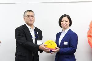 写真：水球ボールを一緒に持つ津崎審判員と教育長