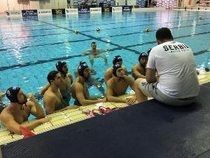 写真：プールサイドでミーティングするセルビアチーム
