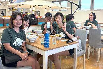 写真：夕海で昼食を食べる選手たち