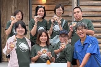 写真：シモダファームパークでバナナ園の見学。バナナが入ったドーナツを手に記念撮影