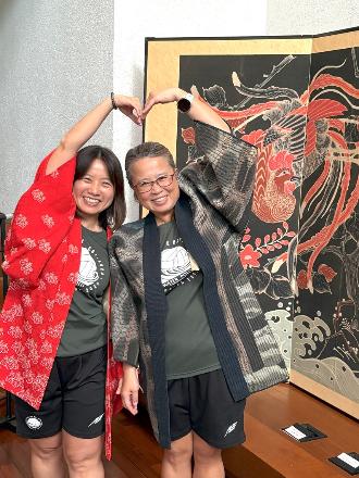 写真：藍民芸館で半纏を羽織って記念撮影