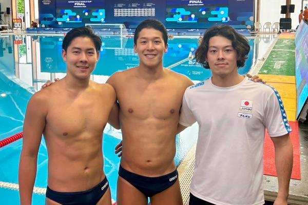 写真：男子代表に選出された3選手が肩を組んでいます