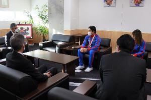 写真：市長に結果を報告する平田選手