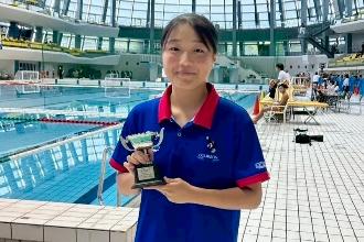 写真：下出選手がベスト13のカップを持っています