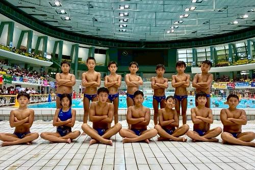 写真：A区分の選手の集合写真です。腕を組んでいます