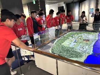 写真：展示を見ながらガイドの説明を真剣に聞いています