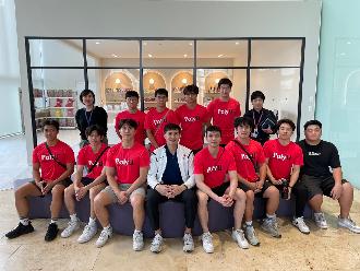 写真：株式会社ブルボンの本社ロビーで記念撮影