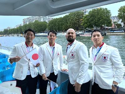 写真：パリオリンピック開会式の様子。船でセーヌ川を航行して各国の選手団が入場しました