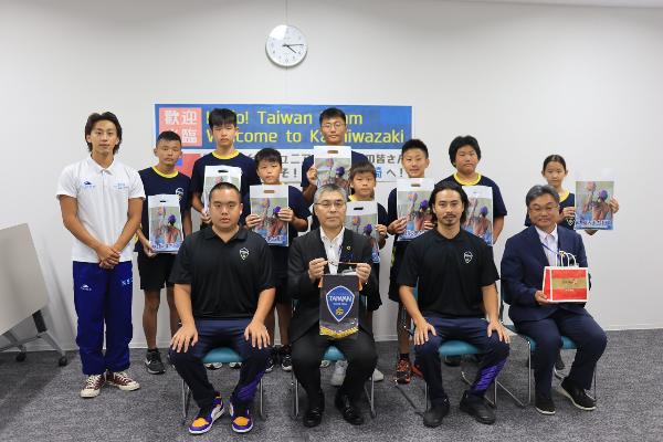 写真：台湾チームの皆さん、教育長、スポーツ振興課長の記念撮影