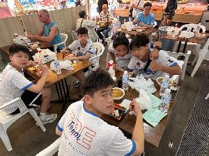 写真：購入したお寿司や浜汁を味わっています