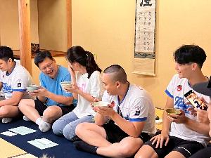 写真：見よう見まねでお茶をいただいています