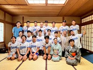 写真：茶道の先生方と選手の記念撮影