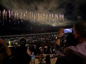 写真：スマートフォンで動画を撮る様子