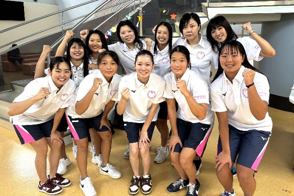 写真：新潟県女子チームがガッツポーズをしています