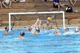 写真：ゴール前での激しい攻防