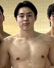 写真：MVPのトロフィーを持つ中村選手