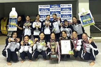 写真：神奈川選抜の集合写真。優勝杯や金メダルを手に満面の笑みです