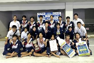 写真：岐阜選抜の集合写真。優勝杯や金メダルを手に嬉しそうな表情です