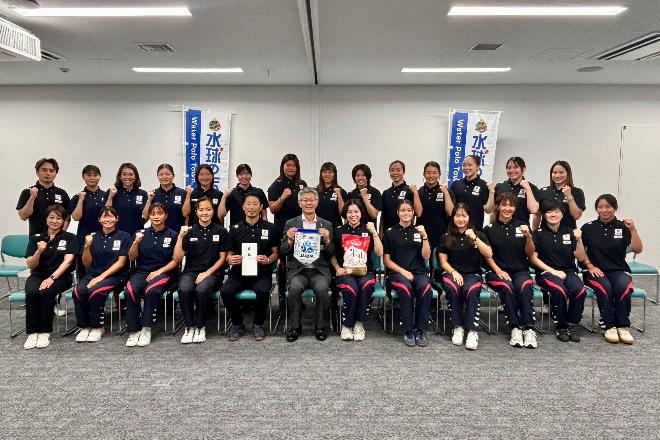 写真：市長と水球女子日本代表チームの集合写真。全員が胸の前でガッツポーズをしています。