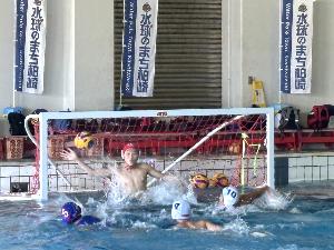 写真：ブルボンKZの中学生女子との練習試合。ゴール前での攻防
