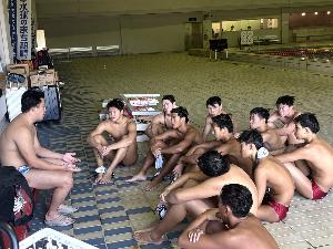 写真：練習後のミーティング。監督の話を熱心に聞く選手たち