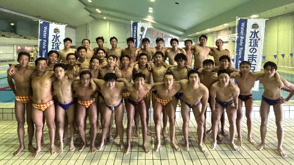 写真：ブルボンKZ高校生男子とシンガポールの選手らが肩を組んで集合写真を撮影しました