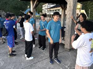 写真：シンガポールとブルボンKZの選手が向かい合ってあっち向いてホイをしています