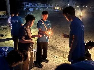 写真：海岸で花火をしている様子
