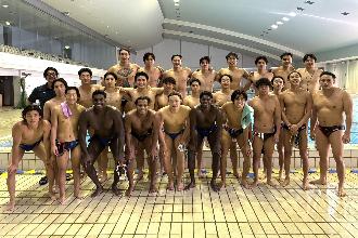 写真：シンガポールチームと新潟産業大学男子水球部の集合写真