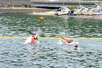 写真：ジュニア選手が投げたパスを大人の選手が手を伸ばしてカットしようとしています