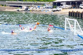写真：ゴール前でキーパーとプレイヤーが1対1で攻防を繰り広げています