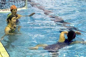 写真：2人の台湾選手が、プール内でブルボンウォーターポロクラブ柏崎の選手から指導を受けているところ