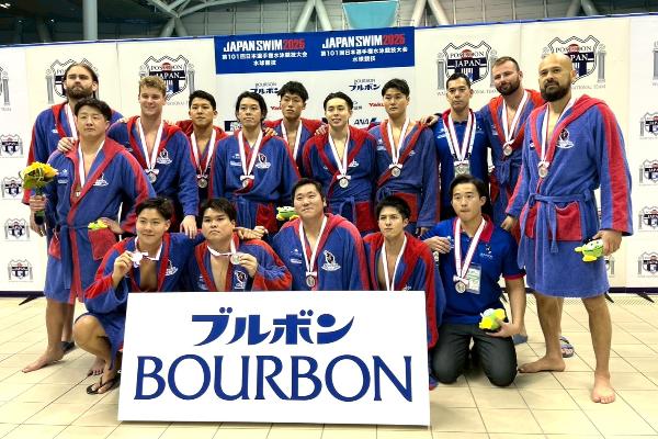 写真：ブルボンKZ男子の集合写真。首から銀メダルを下げています