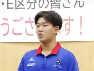 写真：中学生チームキャプテンの與口選手が真剣な表情で抱負を話しています