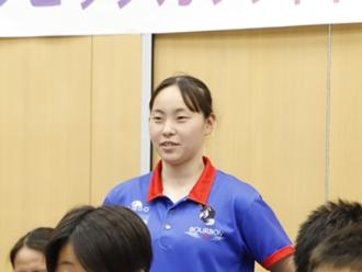 写真：高校生女子チームキャプテンのおちおく選手が抱負を話す様子。ブルボンウォーターポロクラブ柏崎のポロシャツを着ています