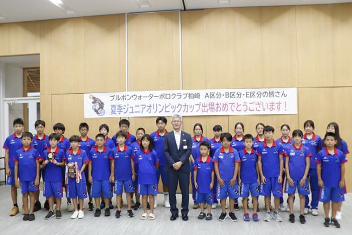 写真：櫻井市長とブルボンウォーターポロクラブ柏崎の選手の集合写真の様子
