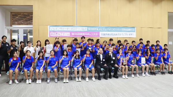 写真：副市長と教育長を囲んで集合写真。全員がガッツポーズをしています