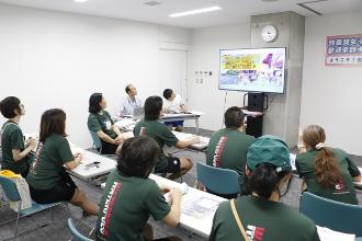 写真：市役所内の会議室でモニターを見ながら説明を受ける台湾選手の皆さん