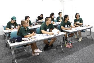 写真：説明を熱心に聞く選手の皆さん
